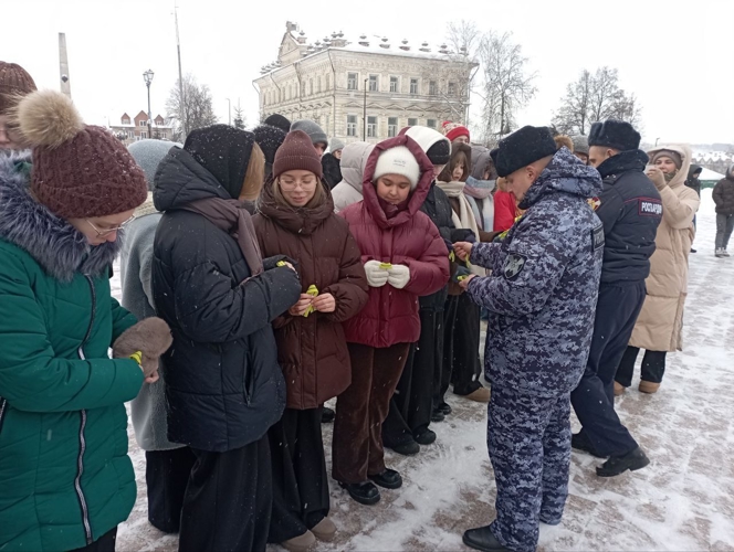 В Прикамье сотрудники Росгвардии провели патриотическую акцию «Лента Ленинградской Победы»
