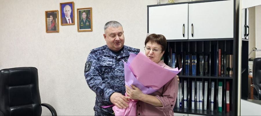 В Пермском крае коллеги поздравили сотрудника Росгвардии с 30-летним стажем трудовой деятельности
