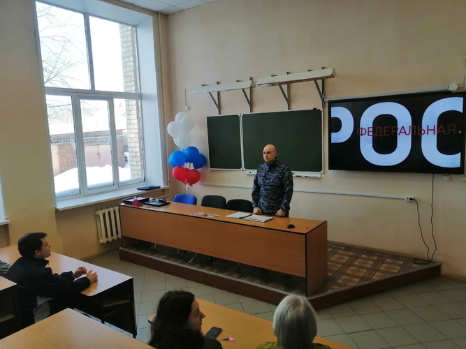 В Пермском крае росгвардейцы провели профориентационный урок для будущих выпускников