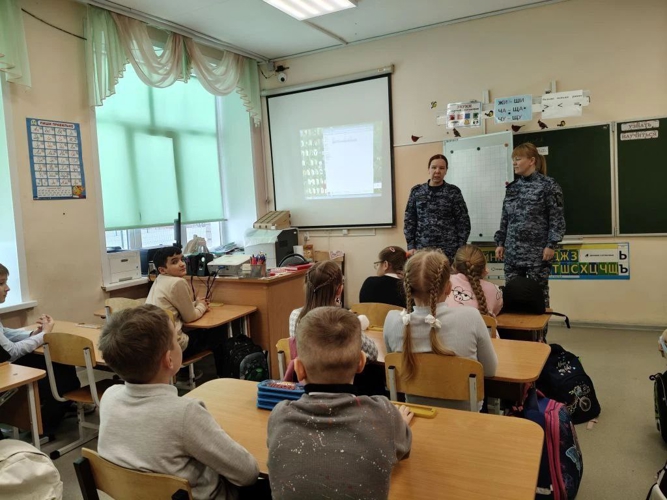 В Пермском крае росгвардейцы провели тематический урок для младших школьников