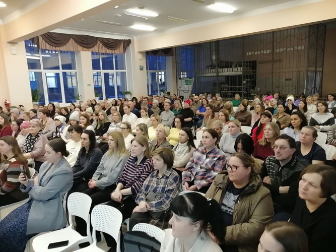 В Пермском крае офицер Росгвардии принял участие в общешкольном родительском собрании, посвященном безопасности детей 