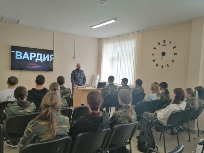 В Пермском крае росгвардеецы провели профориентационный урок для школьников 