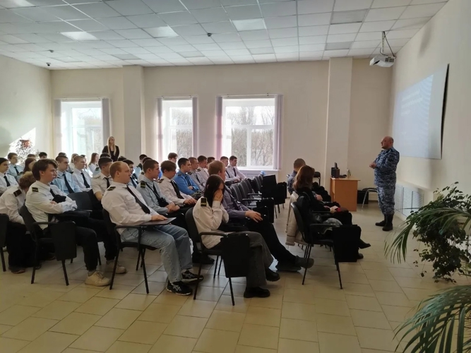 В Пермском крае росгвардейцы провели урок мужества для студентов техникума
