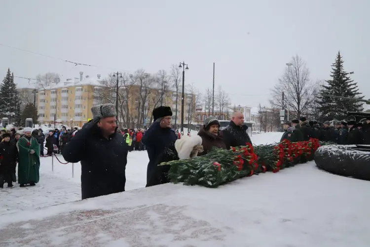 Заместитель начальника Управления Росгвардии по Пермскому краю принял участие в торжественном возложении цветов 
