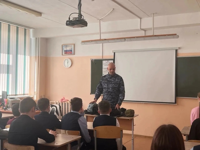 Сотрудники вневедомственной охраны Росгвардии Пермского края приняли участие в акции «100 вопросов профессионалу» 