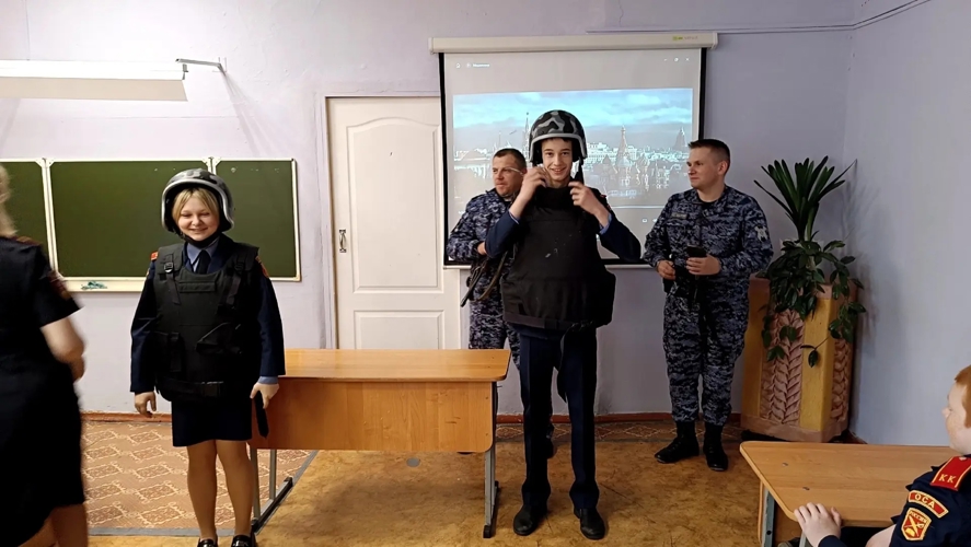 Сотрудники вневедомственной охраны Росгвардии Пермского края провели урок мужества для кадет