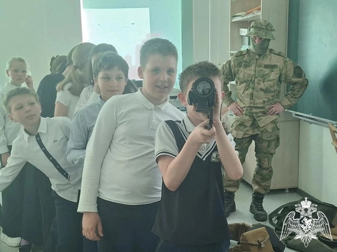 Бойцы спецподразделения Управления Росгвардии по Пермскому краю провел Урок мужества для юных пермяков в преддверии Дня Победы 