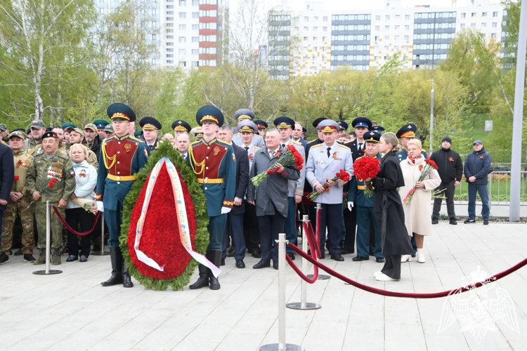 Начальник Управления Росгвардии по Пермскому краю принял участие в церемонии возложения цветов в честь Дня Победы 