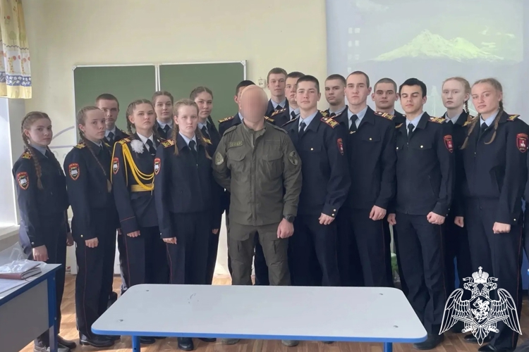 Офицер пермского СОБР «Стрелец» провел Урок мужества для школьников в преддверии 81-й годовщины Великой Победы