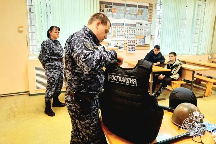 В Пермском  крае росгвардейцы провели урок мужества для воспитанников Центра помощи детям