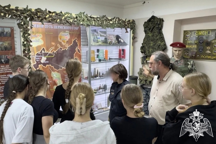  В Перми сотрудники СОБР "Стрелец" провели урок мужества для гимназистов