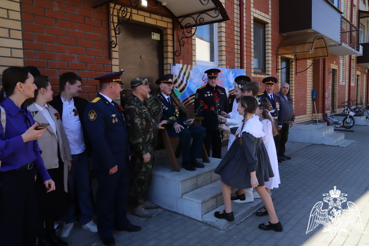 Сотрудники и военнослужащие Росгвардии поздравили с Днем Победы пермского ветерана Великой Отечественной войны
