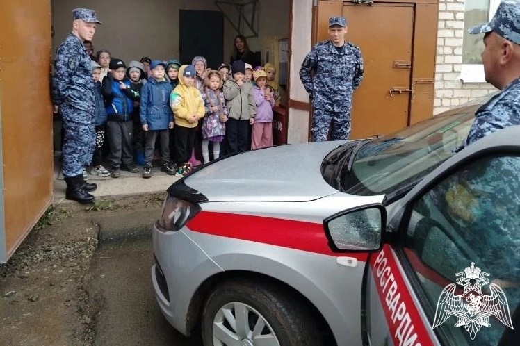 Сотрудники Росгвардии провели «Урок безопасности» для воспитанников детского сада в Пермском крае