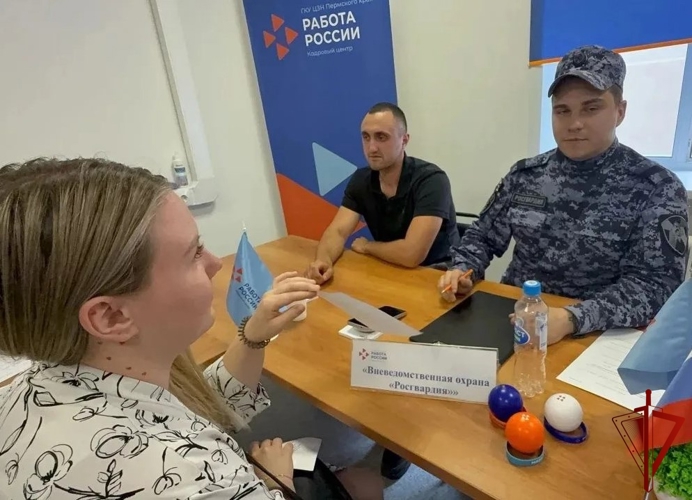 Сотрудники Росгвардии приняли участие в ярмарке вакансий в Городе Чусовой