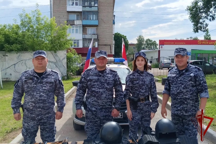 Сотрудники Росгвардии провели мероприятие «Патриоты Армии РФ» для учеников города Верещагино