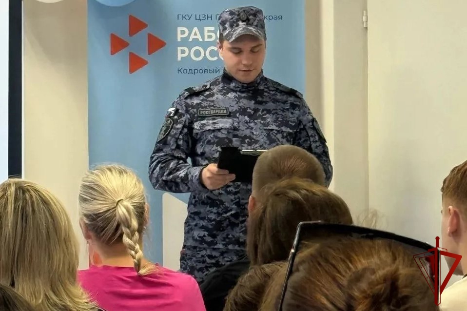 Сотрудники Росгвардии приняли участие в ярмарке вакансий в Городе Чусовой