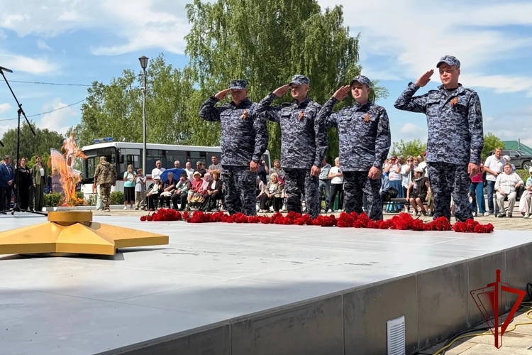 Сотрудники Росгвардии приняли участие в церемонии зажжения Вечного огня у мемориала «Скорбящая мать» в городе Кунгур