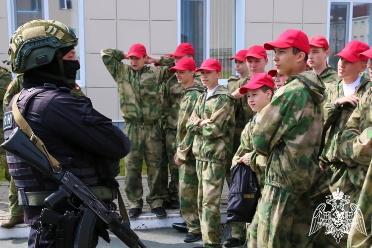 Сотрудники пермского ОМОН провели профориентационную встречу для воспитанников Суворовского училища