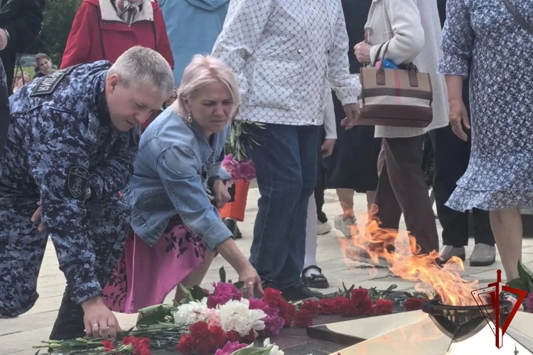 В День Памяти и Скорби сотрудники Росгвардии приняли участие в памятной акции в городе Очере