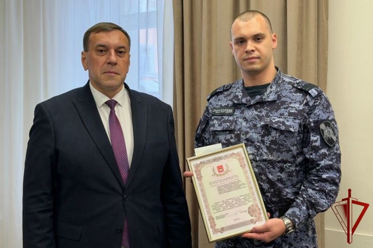 Два сотрудника Росгвардии получили награды за задержание расклейщиков в Перми