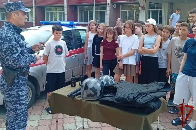 Урок мужества в «Алмеде»: Росгвардия учит детей безопасности и ответственности в Перми