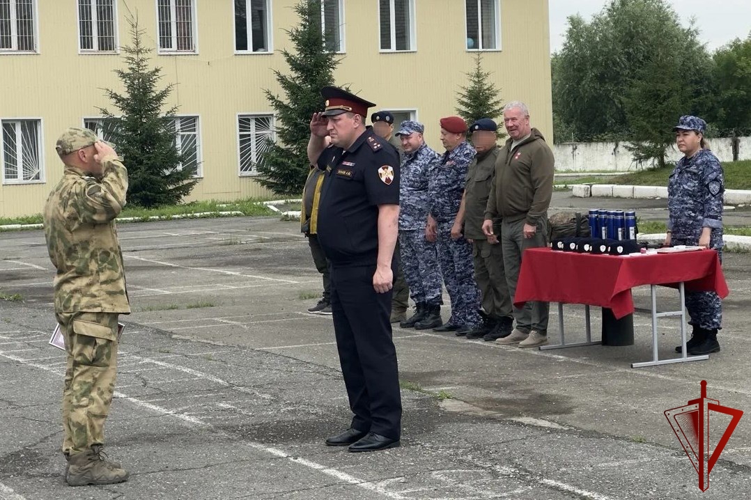 Начальник Управления Росгвардии по Пермскому краю наградил отличившихся сотрудников СОБР «Стрелец»