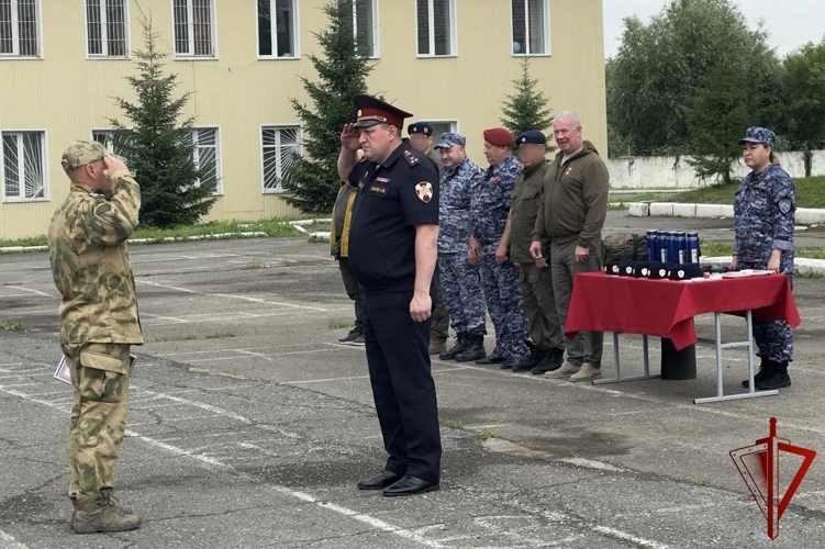Начальник Управления Росгвардии по Пермскому краю наградил отличившихся сотрудников СОБР «Стрелец»