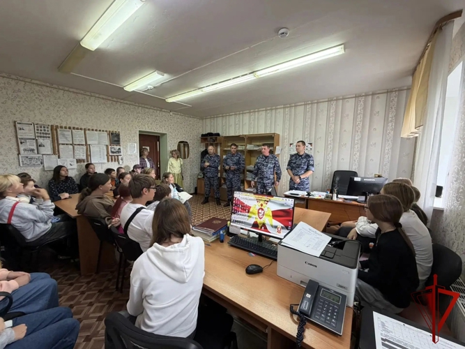 В Пермском крае отдел вневедомственной охраны Росгвардии провел день открытых дверей для юных художников и музыкантов