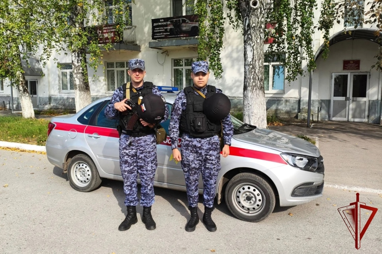 Сотрудники Росгвардии оказали помощь мужчине, почувствовавшему себя плохо в Соликамске
