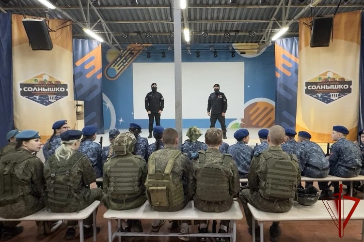 Полицейский спецназ Росгвардии провел практическое занятие для юнармейцев в Перми