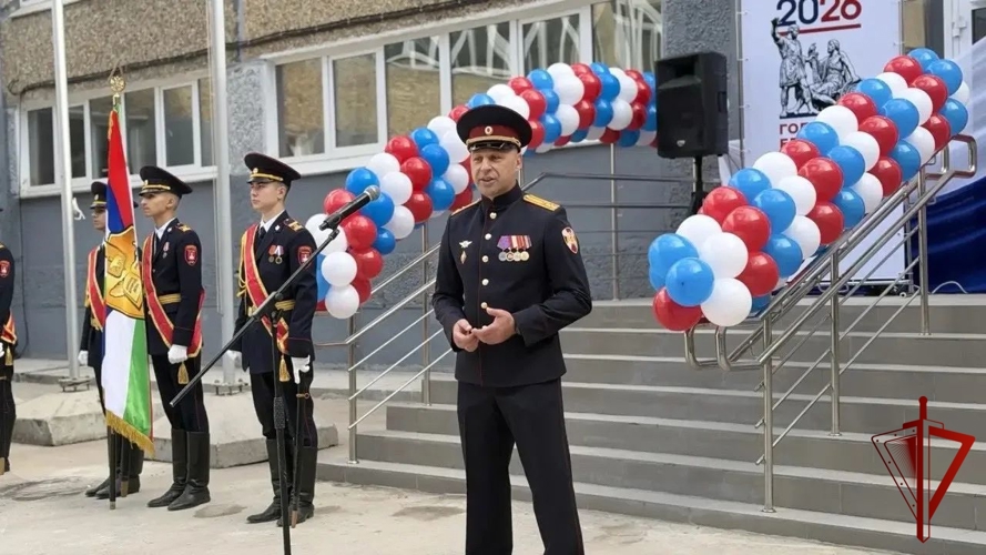 Сотрудник регионального Управления Росгвардии подздравил учеников подшефной школы с Днем Знаний