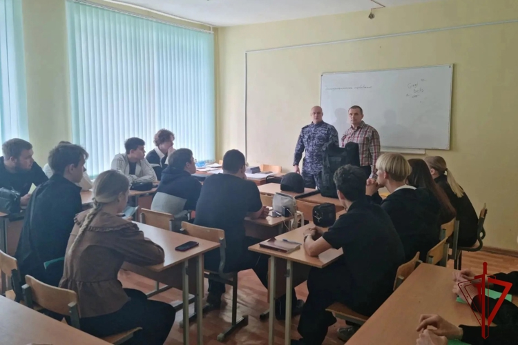В Соликамске росгвардейцы провели урок мужества