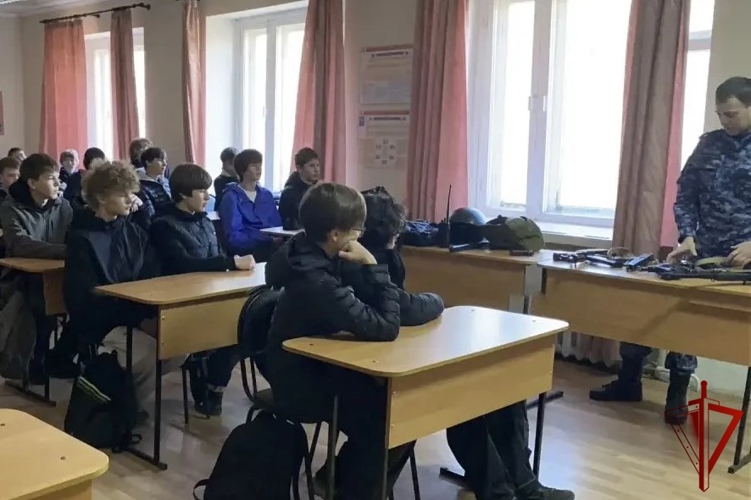 В Кунгуре росгвардейцы провели «День открытых дверей» и урок мужества для лицеистов
