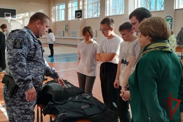 Сотрудники Росгвардии провели урок мужества для учащихся Верещагинской школы-интерната