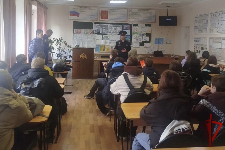В Кунгуре для школьников росгвардейцы провели «День открытых дверей» 