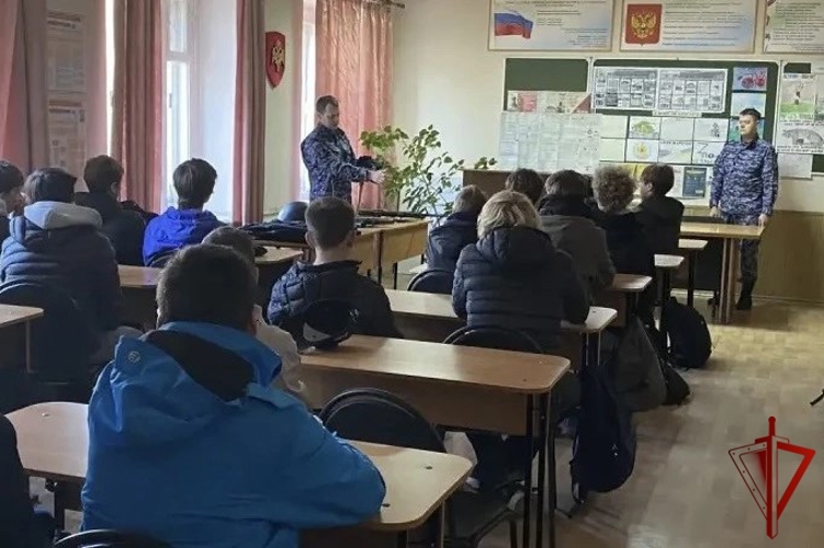 В Кунгуре росгвардейцы провели «День открытых дверей» и урок мужества для лицеистов