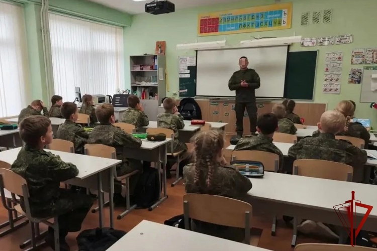В Перми сотрудник СОБР «Стрелец» региональной Росгвардии провёл урок мужества для третьеклассников