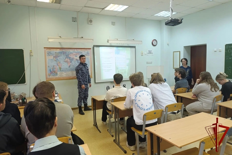 Урок мужества для школьников в Добрянке: история Росгвардии и служба в войсках правопорядка