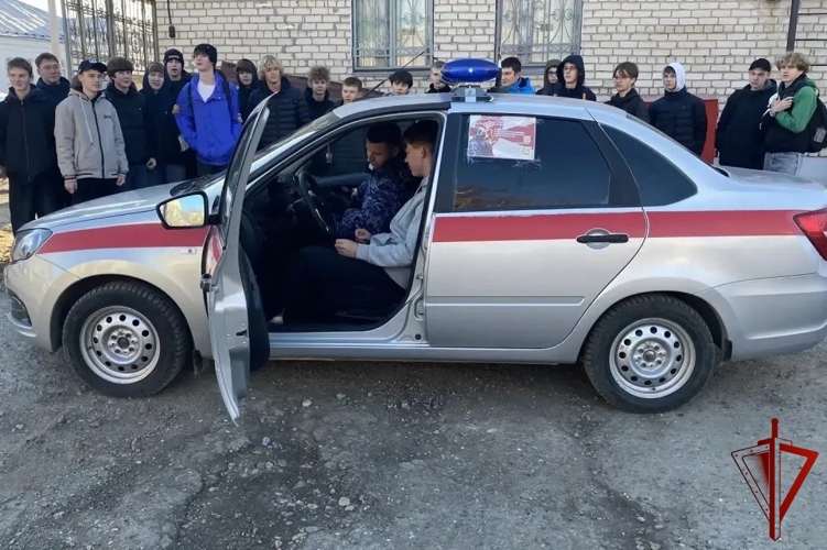 В Кунгуре росгвардейцы провели «День открытых дверей» и урок мужества для лицеистов