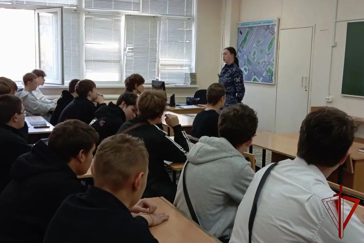 В Чайковском техникуме сотрудник Росгвардии провела урок мужества для студентов