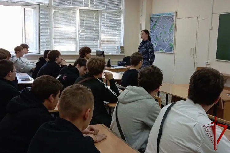 В Чайковском техникуме сотрудник Росгвардии провела урок мужества для студентов