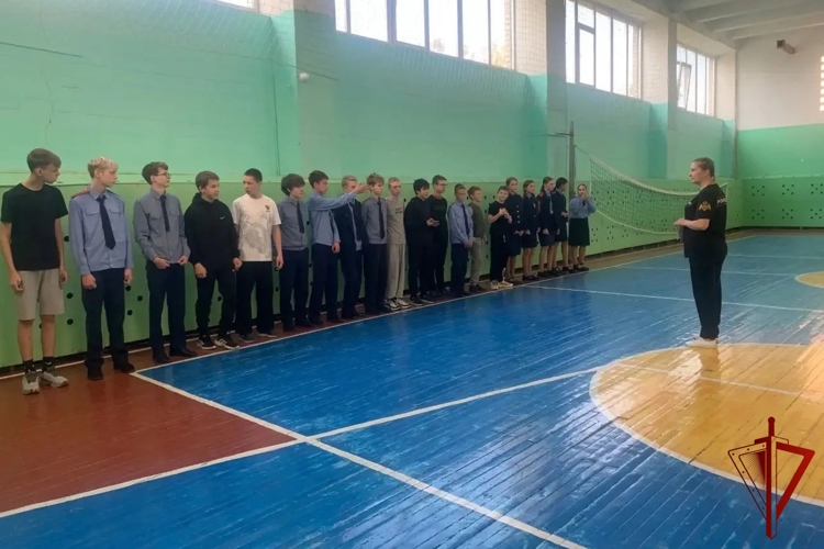 Сотрудники Осинского отдела вневедомственной охраны провели для школьников «Час с Росгвардией»