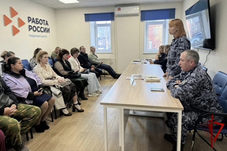 Соликамские росгвардейцы провели информационную кампанию на ярмарке вакансий