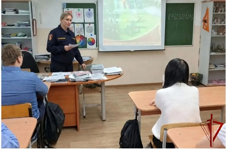 В Соликамске сотрудник Росгвардии провела урок мужества для девятиклассников